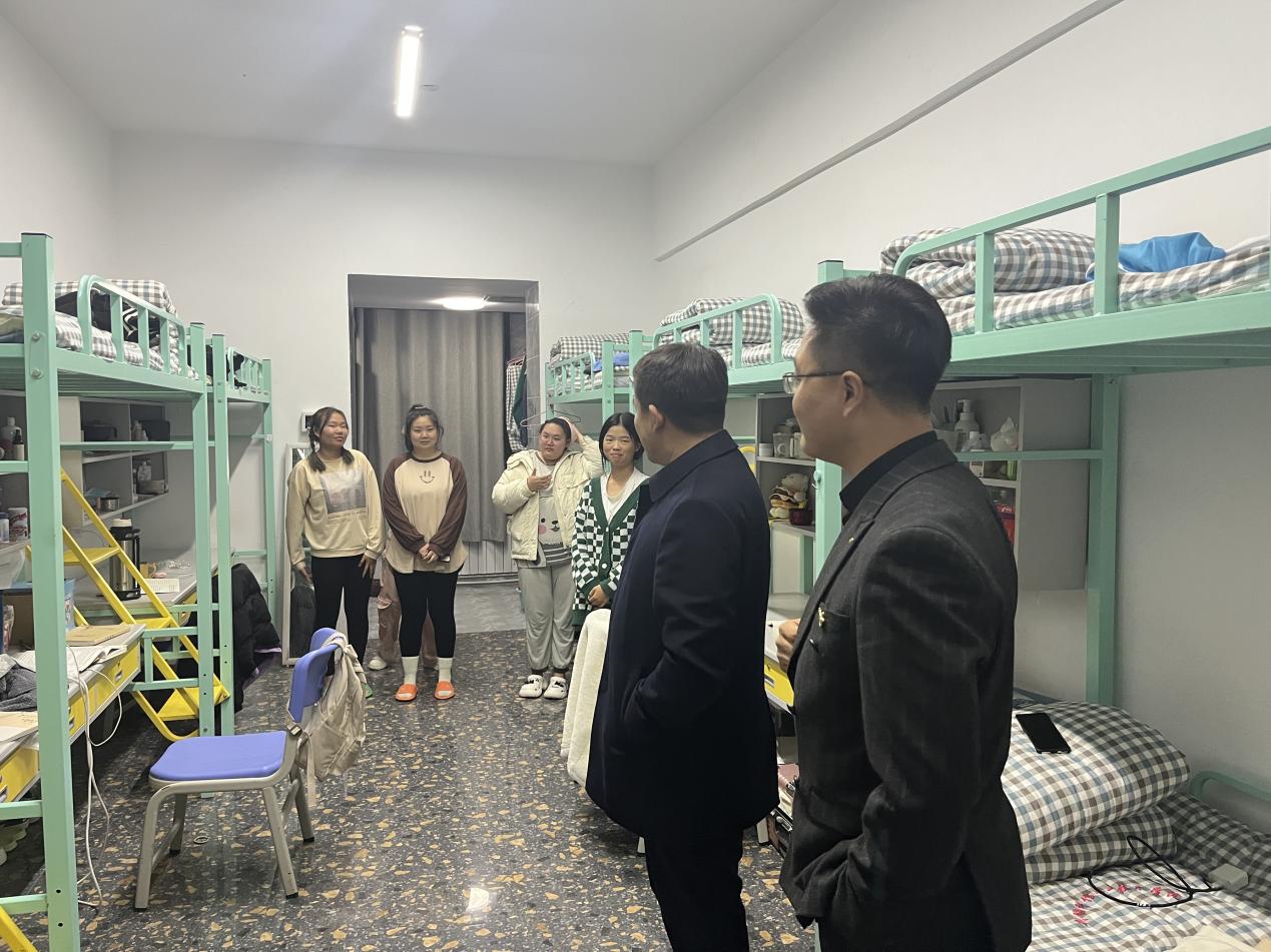 护理沐鸣领导进宿舍慰问学生