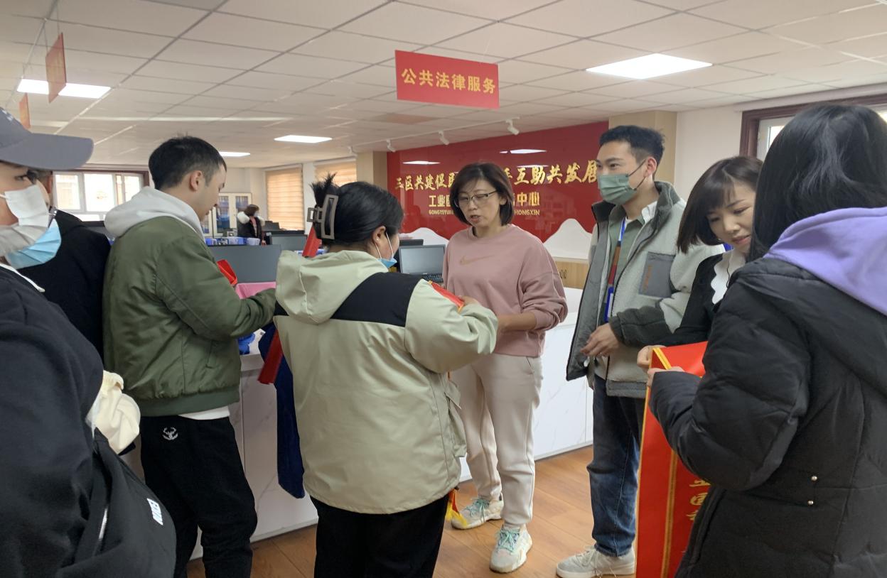 公共服务与管理沐鸣 《青春不打烊  一起学雷锋》志愿活动进社区🕥，释放青春正能量活动简报