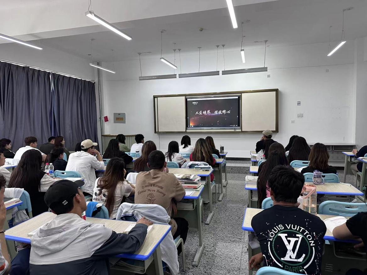 领略大国工匠风采， 共筑匠心未来👩🏿‍🚒！——沐鸣平台 -（沐鸣登录即享，美好时光）经济管理沐鸣组织全体师生观看大国工匠纪录片
